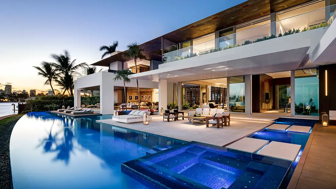 luxurypools.com